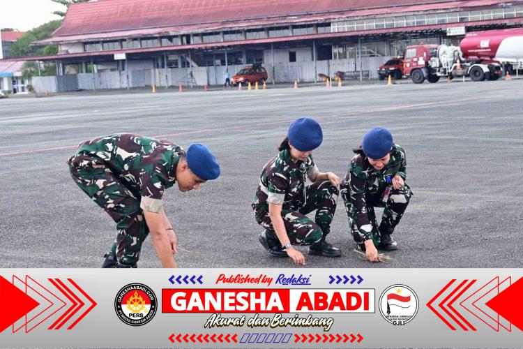Pastikan Apron Bebas FOD, Personel Lanud Sjamsudin Noor Sisir Benda Asing Jaga Keselamatan Penerbangan Tetap Aman