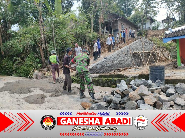 Babinsa Koramil 10/Sambi dan Warga Kompak Gotong Royong Bangun Talud di Tempursari