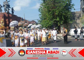 Bhabinkamtibmas Kelurahan Dangin Puri Amankan Jalannya Karya Ngangget Don Bingin di Pura Tambangan Badung