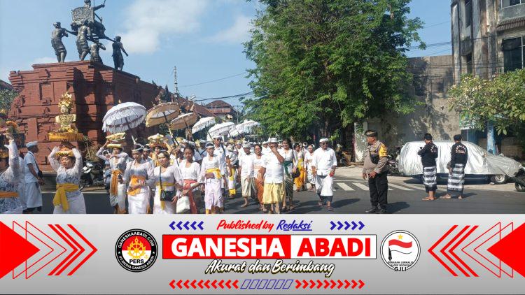 Bhabinkamtibmas Kelurahan Dangin Puri Amankan Jalannya Karya Ngangget Don Bingin di Pura Tambangan Badung