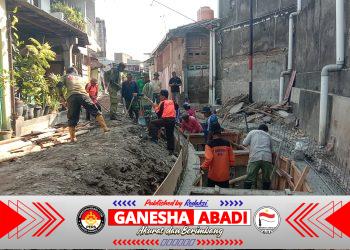Anggota Satgas TMMD, Ormas, Linmas & Masyarakat Tancap Gas Kerjakan Pembongkaran Begesteng dan Pemerataan Tanah