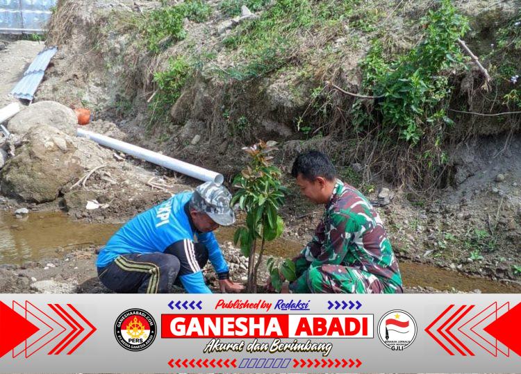 Hijaukan Lereng Sungai, Babinsa Mliwis Bersama Warga Tanam Pohon Demi Cegah Banjir dan Longsor