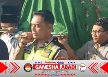 Bhabinkamtibmas Polsek Krian Takziah dan Antar Jenazah Warga