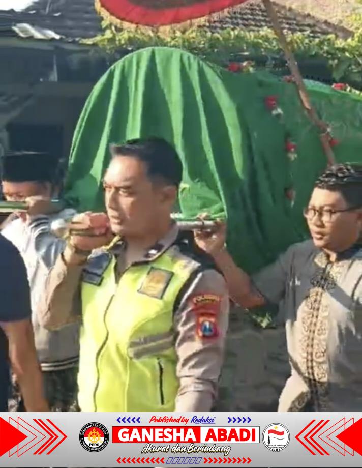 Bhabinkamtibmas Polsek Krian Takziah dan Antar Jenazah Warga