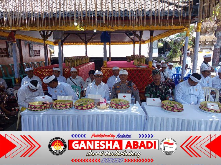 Kapolsek Dentim Hadiri Upacara Pemelaspas Agung dan Mendem Pedagingan di Pura