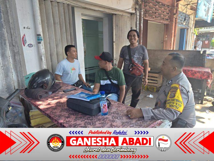 Bhabinkamtibmas Desa Sumerta Kauh Sambangi Warga Banjar Kelandis, Sampaikan Imbauan Cegah Curanmor dan Sosialisasi Call Center 110