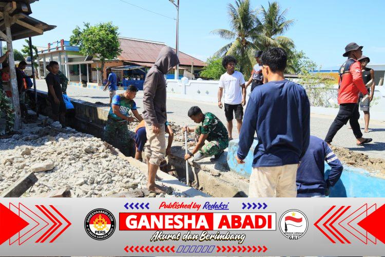 Bahu Membahu Demi Desa Sehat, Satgas TMMD Bersama Warga Bersihkan Saluran Air