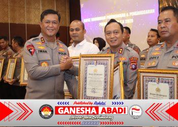 Luar Biasa Kapolres Barsel Dapat 3 (Tiga) Penghargaan Dari Kapolri dan Menpan-RB di Serahkan Kapolda Kalteng.