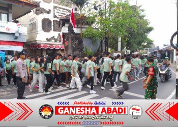 Jalan Santai Semarak HUT SMKN 4 Denpasar, Bhabinkamtibmas Sumerta Kelod Pastikan Kegiatan Aman dan Lancar