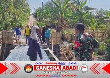 Babinsa Turun Langsung Kawal Pembangunan Jembatan Merah Putih
