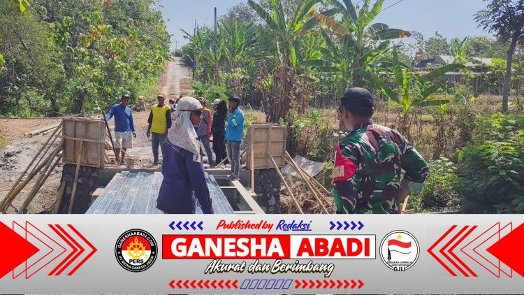 Babinsa Turun Langsung Kawal Pembangunan Jembatan Merah Putih