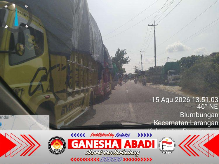 Antrean Truk Tembakau Mengular di Jalan Raya Blumbungan Pamekasan, Aktivitas Penampungan Disorot: Jangan Sampai Ekonomi Mengorbankan Keselamatan Publik