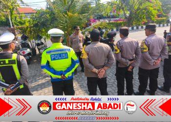 Polsek Kuta Selatan Bagikan 200 Bendera Merah Putih, Semarakkan HUT RI ke-81.