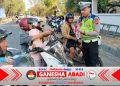 Semarak HUT RI ke-81, Polsek Denpasar Selatan Bagikan Bendera Merah Putih kepada Masyarakat