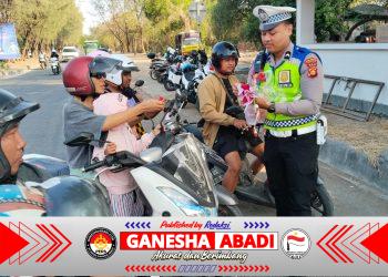 Semarak HUT RI ke-81, Polsek Denpasar Selatan Bagikan Bendera Merah Putih kepada Masyarakat