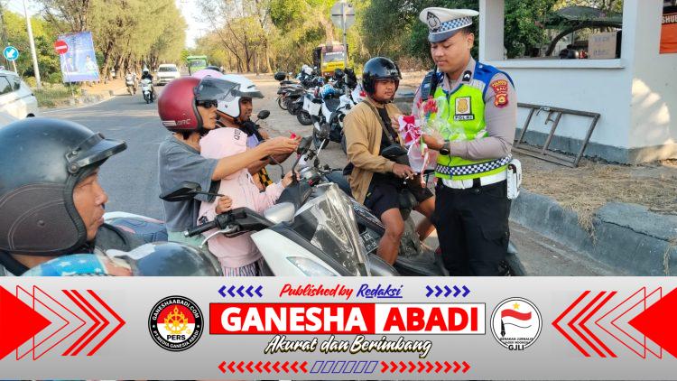 Semarak HUT RI ke-81, Polsek Denpasar Selatan Bagikan Bendera Merah Putih kepada Masyarakat