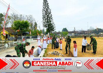 Pasca Karnaval, TNI Bersama Pelajar Bersihkan Lapangan Giritontro