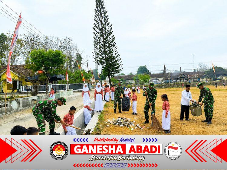 Pasca Karnaval, TNI Bersama Pelajar Bersihkan Lapangan Giritontro
