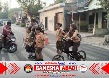 Babinsa Joyotakan Amankan Arus Lalu Lintas & Bantu Penyebrangan Siswa SDN 59 Joyotakan