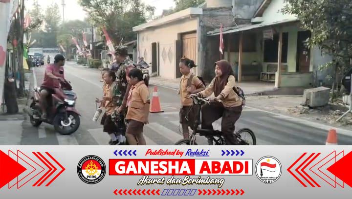 Babinsa Joyotakan Amankan Arus Lalu Lintas & Bantu Penyebrangan Siswa SDN 59 Joyotakan