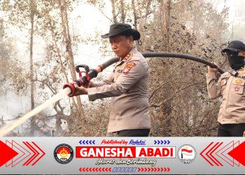 Respon Cepat Karhutla, Kapolres Barsel Padamkan Titik Api Di Masimpun Desa Kalahien