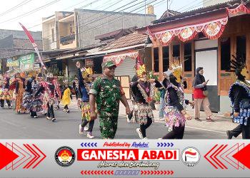 Babinsa Joyotakan Ikut Serta Semarakkan Karnaval HUT Ke-81 Kemerdekaan Republik Indonesia