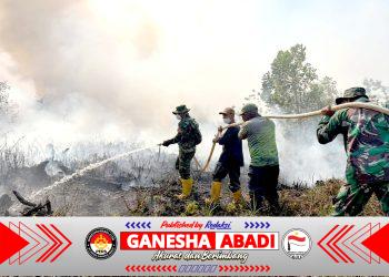 Cegah Kebakaran Meluas, Tanpa Kenal Lelah Satgas Karhutla Lanud Sjamsudin Noor Pantang Menyerah Kendalikan dan Sekat Titik Api