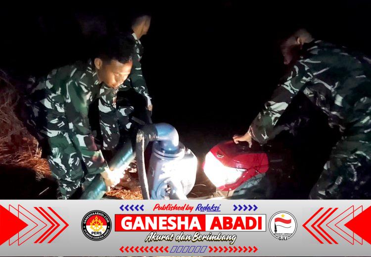 Tembus Kegelapan Malam, Prajurit Lanud Sjamsudin Noor Tetap Sigap dan Semangat Jaga Pompa Bantuan Presiden RI Untuk Suplai Air Pembahasan Gambut.