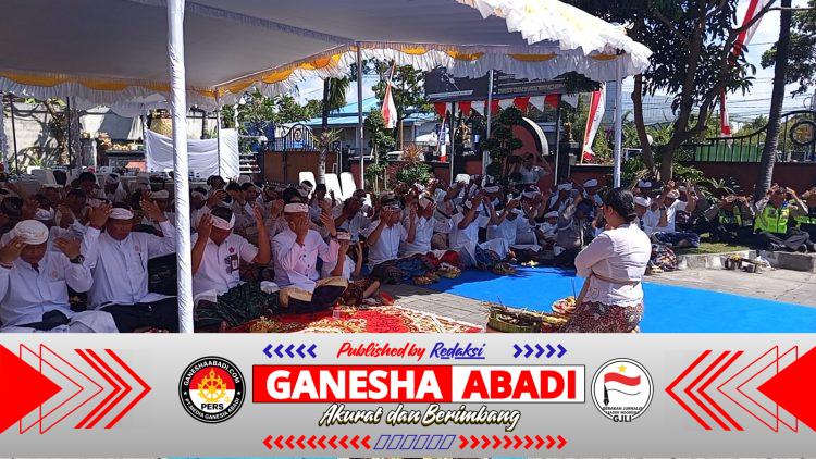 Purnama Sasih Ketiga, Personel Polsek Dentim Gelar Piodalan Pura Kerti Buana