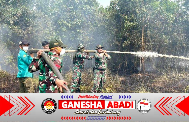 Padamkan Bara di Balik Gambut, Satgas Darat Lanud Sjamsudin Noor Jaga Permukiman Dari Ancaman Karhutla