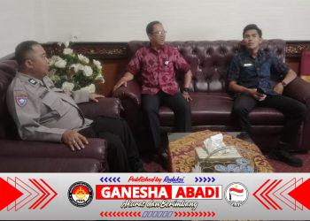 Sambang ke Kantor Desa, Bhabinkamtibmas Sumerta Kauh Perkuat Sinergitas Jaga Kamtibmas