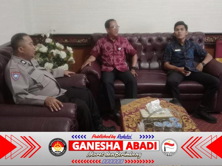 Sambang ke Kantor Desa, Bhabinkamtibmas Sumerta Kauh Perkuat Sinergitas Jaga Kamtibmas