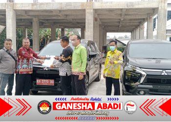 BPKAD Barsel Serahkan Mobdin Kepada Camat Dusun Hilir dan Camat Jenamas
