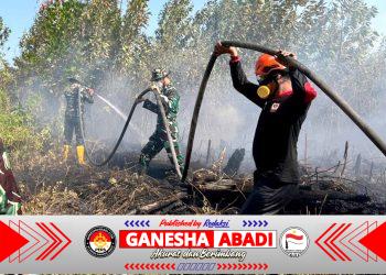 Dikepung Asap dan Bara, Satgas Darat Lanud Sjamsudin Noor Tak Beri Celah Karhutla Meluas Dekati Permukiman Warga