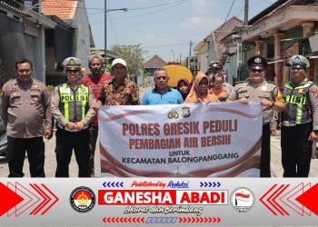 Polres Gresik Peduli, Salurkan Bantuan Air Bersih untuk Warga Tiga Desa Terdampak Kekerigan di Balongpanggang