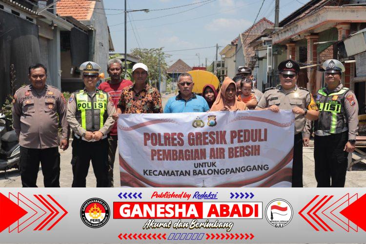 Polres Gresik Peduli, Salurkan Bantuan Air Bersih untuk Warga Tiga Desa Terdampak Kekerigan di Balongpanggang