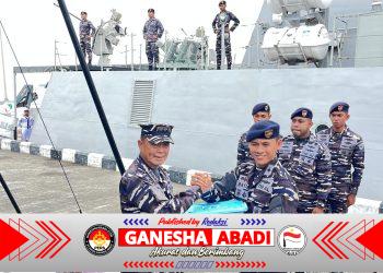KRI Bawal-875 Salurkan Bantuan Kemanusiaan Bagi Korban Gempa NTT dan Flores