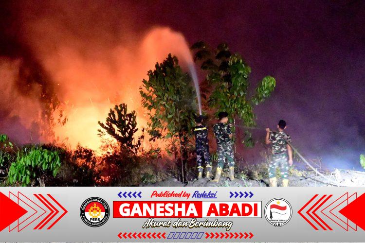 Gelap Malam Tak Jadi Penghalang, Satgas Karhutla Lanud Sjamsudin Noor Kembali Berjibaku Hadang Karhutla Hingga Dini Hari
