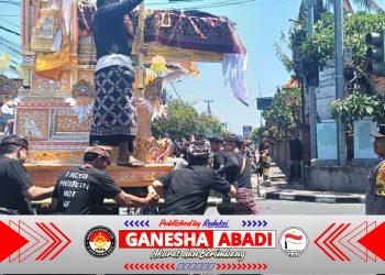 Jaga Kelancaran Lalu Lintas Saat Ngaben, Bhabinkamtibmas Kesiman Petilan Bersinergi dengan Pecalang