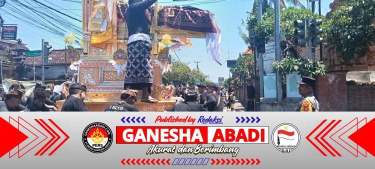 Jaga Kelancaran Lalu Lintas Saat Ngaben, Bhabinkamtibmas Kesiman Petilan Bersinergi dengan Pecalang