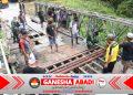 Sinergi TNI-Polri dan Masyarakat Perbaiki Jembatan Poros Lokpon-Dekai Sambut HUT ke-81 TNI