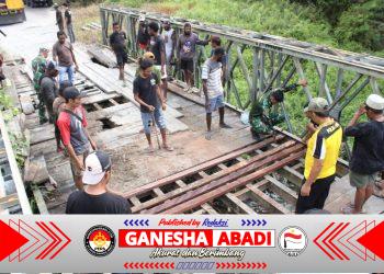Sinergi TNI-Polri dan Masyarakat Perbaiki Jembatan Poros Lokpon-Dekai Sambut HUT ke-81 TNI