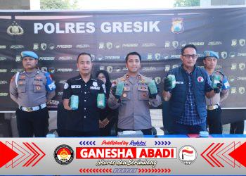 Warga Lapor Lewat 110, Satresnarkoba Polres Gresik Temukan 10,8 Kg Ganja dalam Vespa di Gudang Ekspedisi