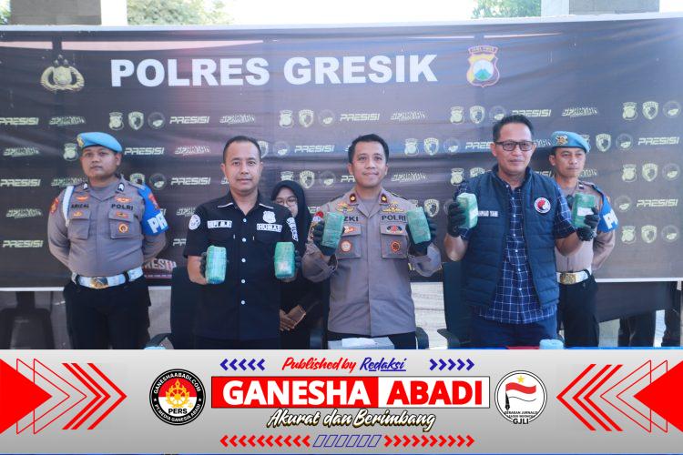 Warga Lapor Lewat 110, Satresnarkoba Polres Gresik Temukan 10,8 Kg Ganja dalam Vespa di Gudang Ekspedisi