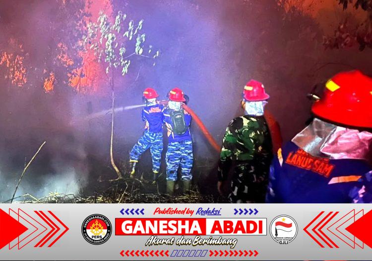 Siang Hingga Dini Hari, Satgas Karhutla Lanud Sjamsudin Noor Terus Bergerak, Terjang Padamkan Api di Lahan Gambut