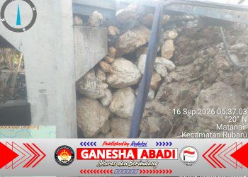 JEMBATAN DIPERBAIKI TANPA PAPAN INFORMASI PUBLIK WARGA TIDAK TAHU SIAPA PENGERJA DAN BERAPA BIAYANYA