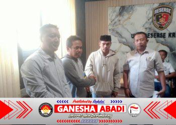 Kapolsek Kalisat Damaikan Kasus Dugaan Penganiayaan di Desa Plalangan, Kedua Pihak Sepakat Berdamai