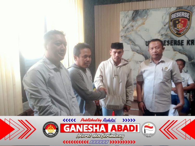 Kapolsek Kalisat Damaikan Kasus Dugaan Penganiayaan di Desa Plalangan, Kedua Pihak Sepakat Berdamai