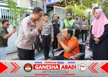 Jelang HUT Lalu Lintas Bhayangkara ke-71, Kapolres Gresik Bantu Ojol Korban Kecelakaan Beri Kursi Roda Hingga Modal Usaha