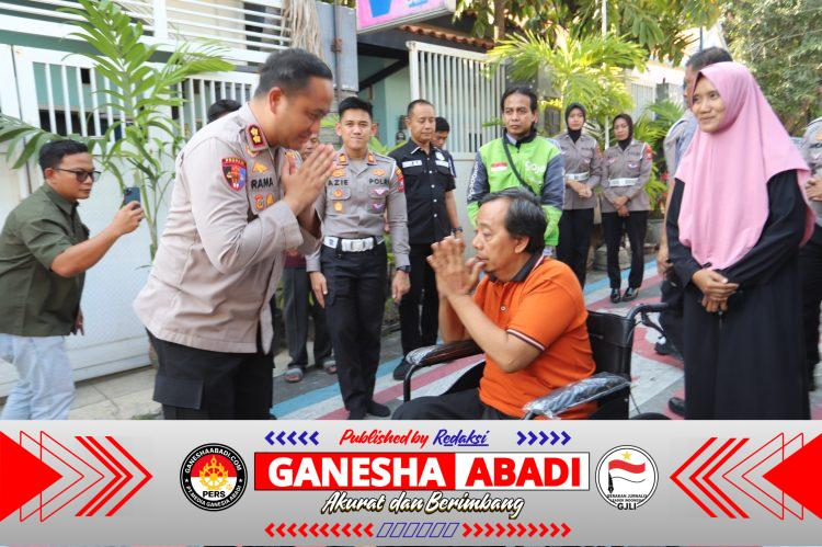 Jelang HUT Lalu Lintas Bhayangkara ke-71, Kapolres Gresik Bantu Ojol Korban Kecelakaan Beri Kursi Roda Hingga Modal Usaha